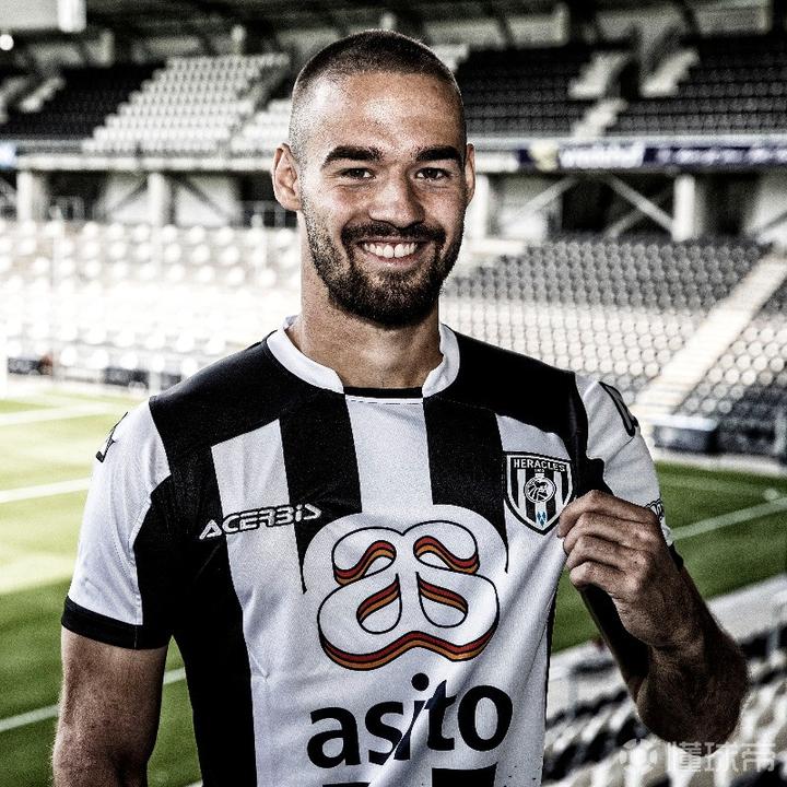 关于多特蒙德迎荷甲关键赛；今晚完成体检；更衣室稳定；轮换策略成焦点的信息